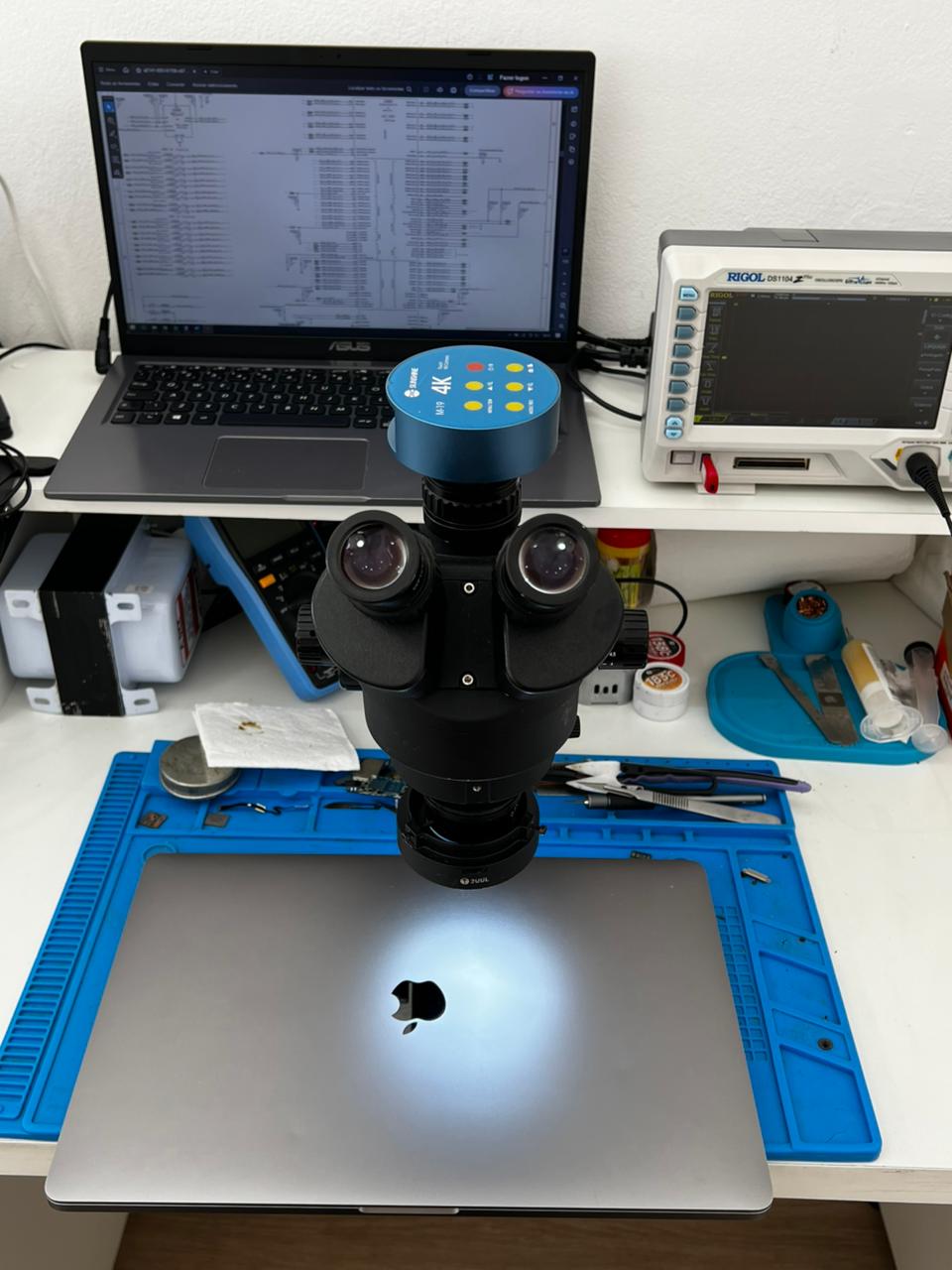 Técnico da Smartboard Lab realizando o reparo de iPhone 13 na região do Mercês em Curitiba