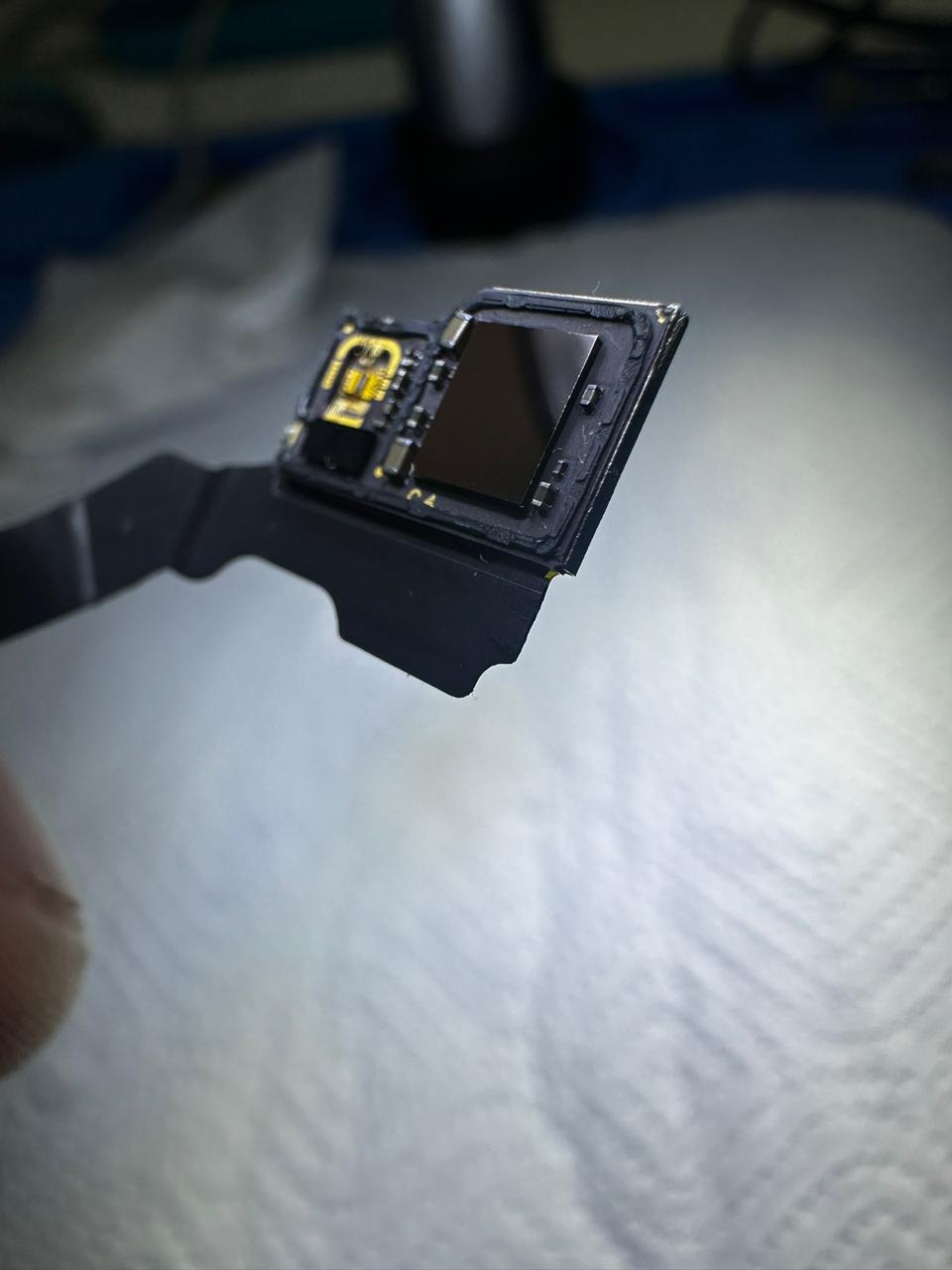 Técnico da Smartboard Lab realizando o reparo de iPhone 13 na região do Bairro Alto em Curitiba