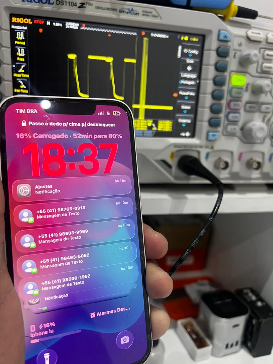Técnico da Smartboard Lab realizando o reparo de iPhone 13 Pro Max na região do São João em Curitiba