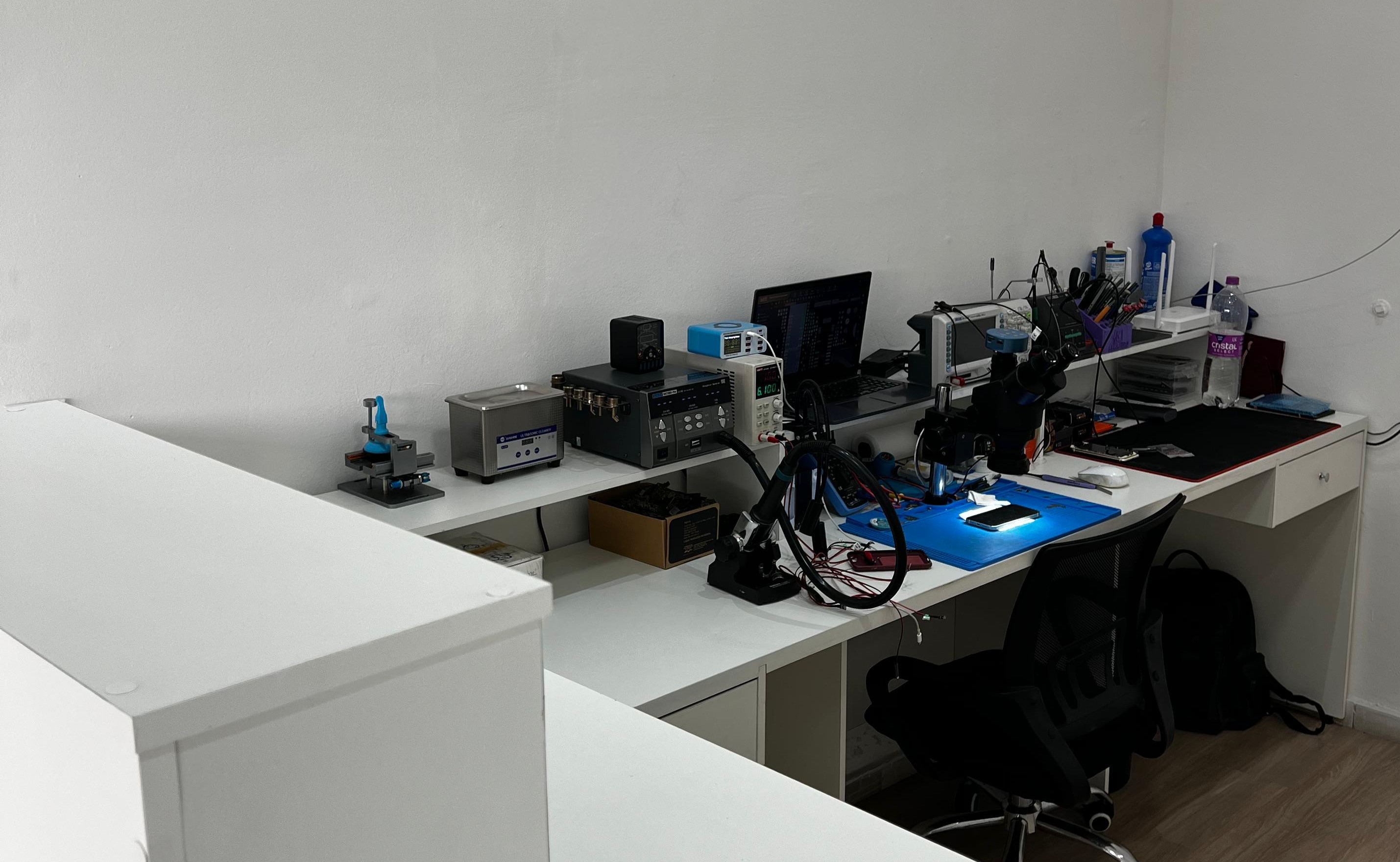 Técnico da Smartboard Lab realizando o reparo de iPhone 14 Plus na região do Barreirinha em Curitiba