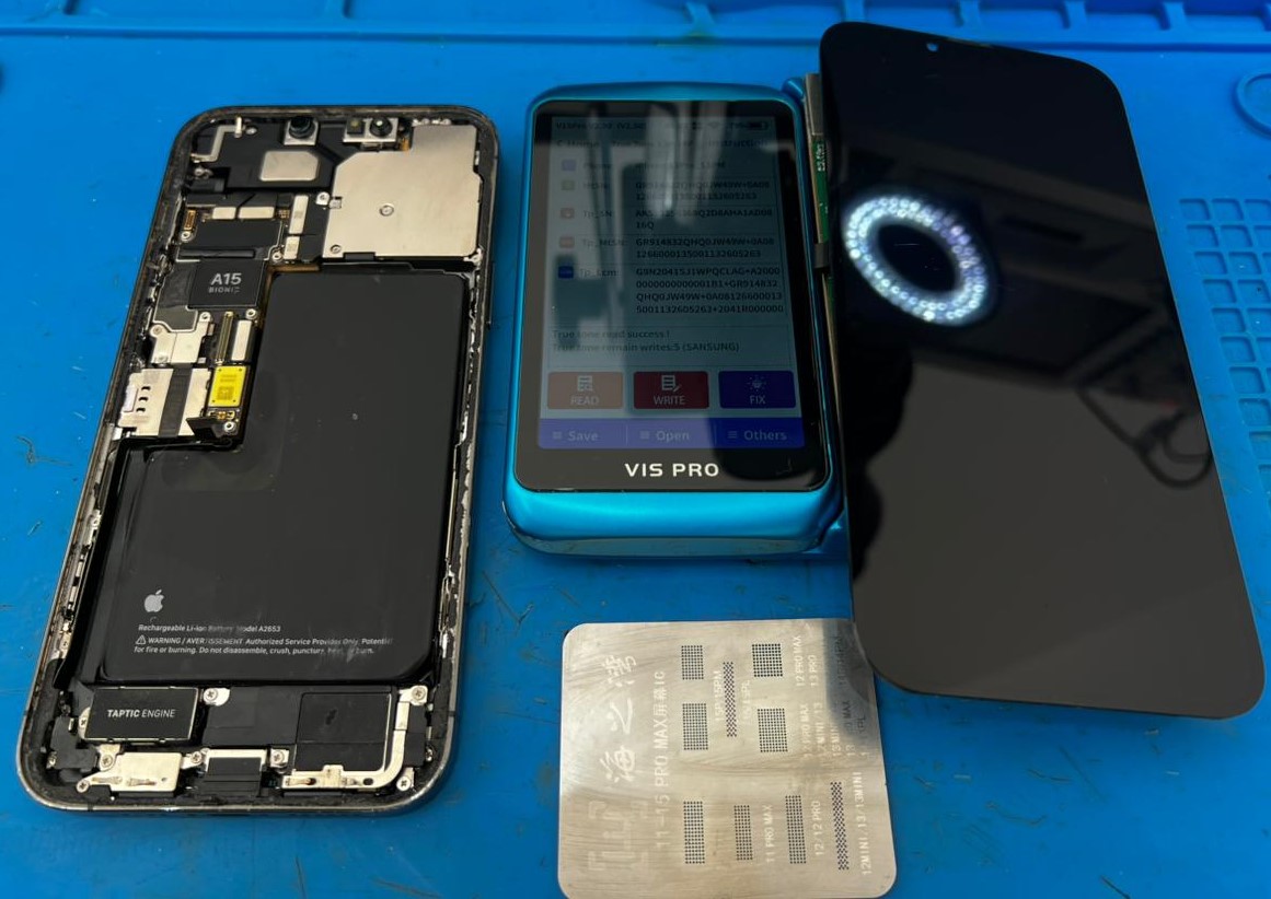 Técnico da Smartboard Lab realizando o reparo de iPhone 12 na região do São Lourenço em Curitiba