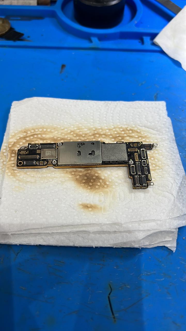 Técnico da Smartboard Lab realizando o reparo de iPhone 13 Mini na região do Tarumã em Curitiba