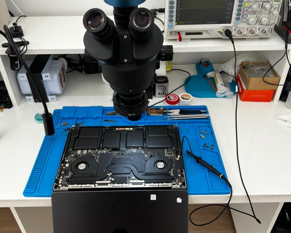 Técnico da Smartboard Lab realizando o reparo de iPhone 14 Pro na região do Rebouças em Curitiba