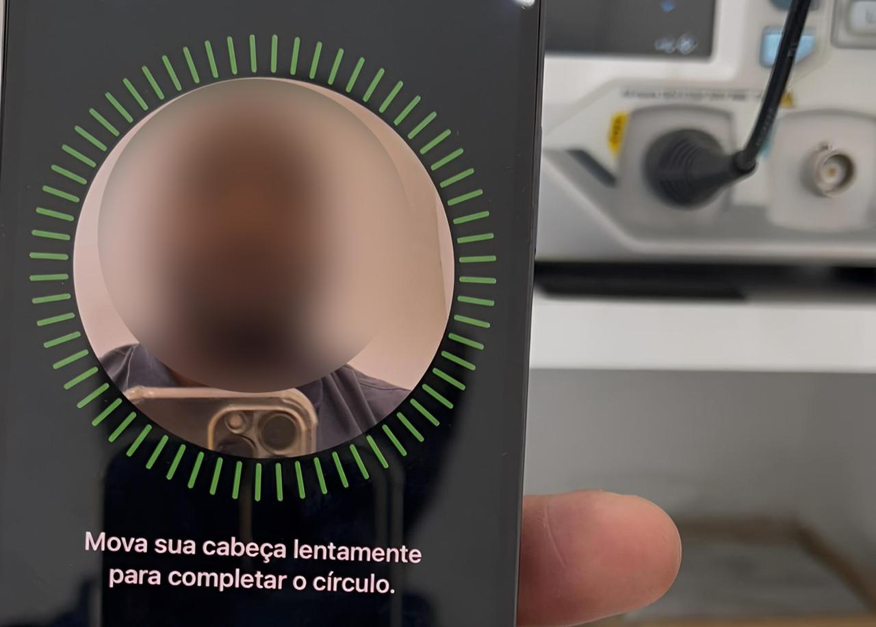 Técnico da Smartboard Lab realizando o reparo de iPhone 12 na região do Mercês em Curitiba