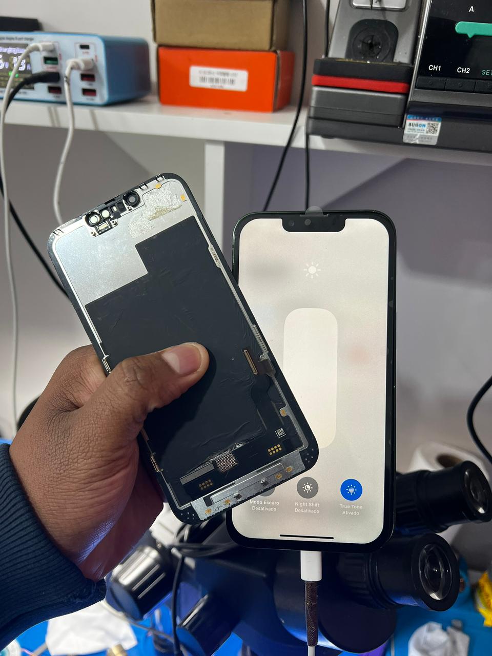 Técnico da Smartboard Lab realizando o reparo de iPhone 13 Pro Max na região do Campina do Siqueira em Curitiba