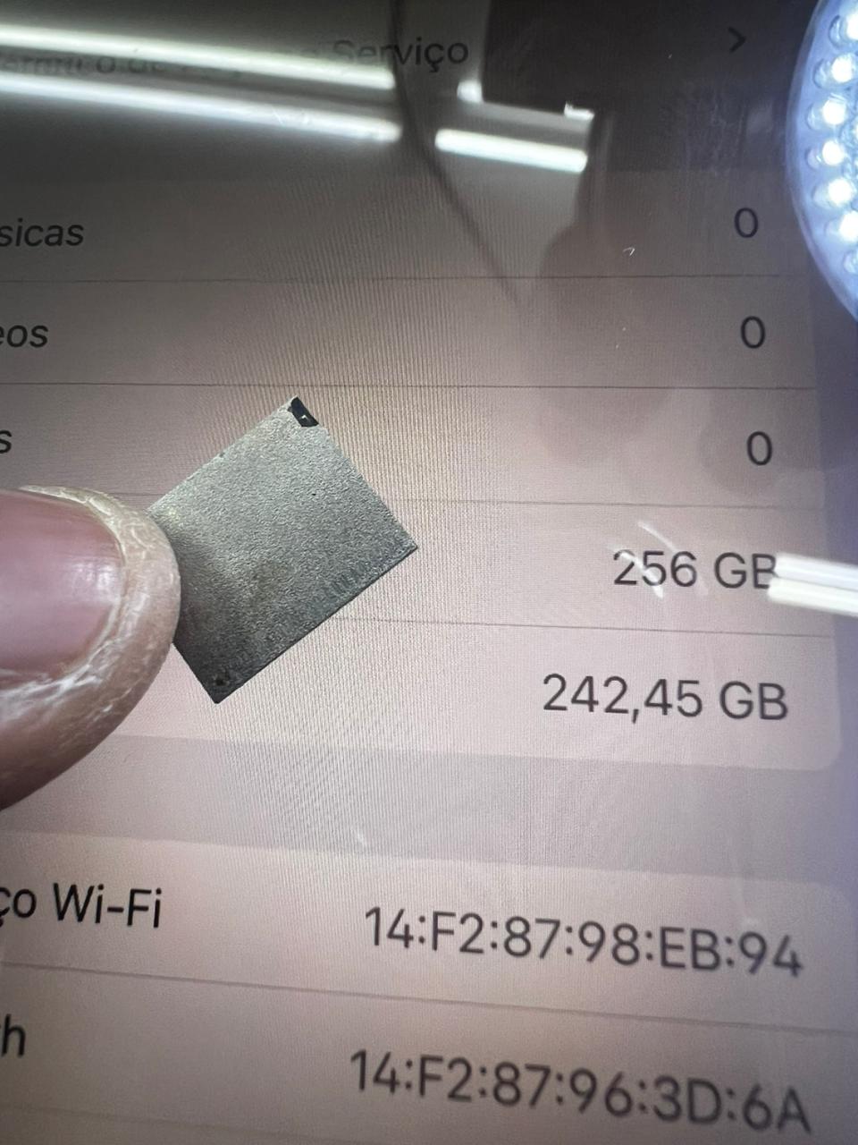 Técnico da Smartboard Lab realizando o reparo de iPhone 13 Mini na região do CIC em Curitiba