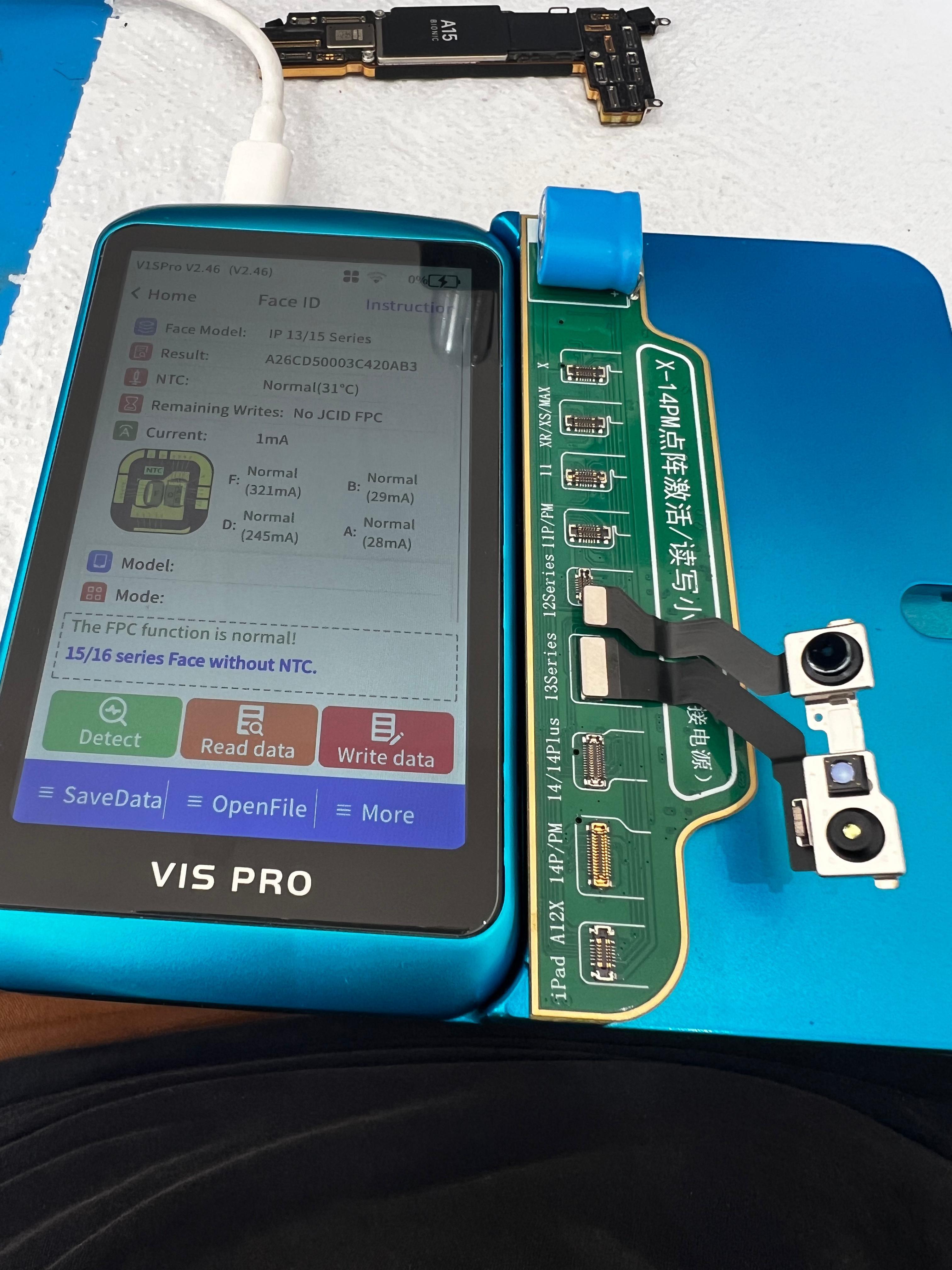 Programadora JCID V1S Pro realizando leitura e reparo de Dot Projector de iPhone na Smartboard Lab Curitiba